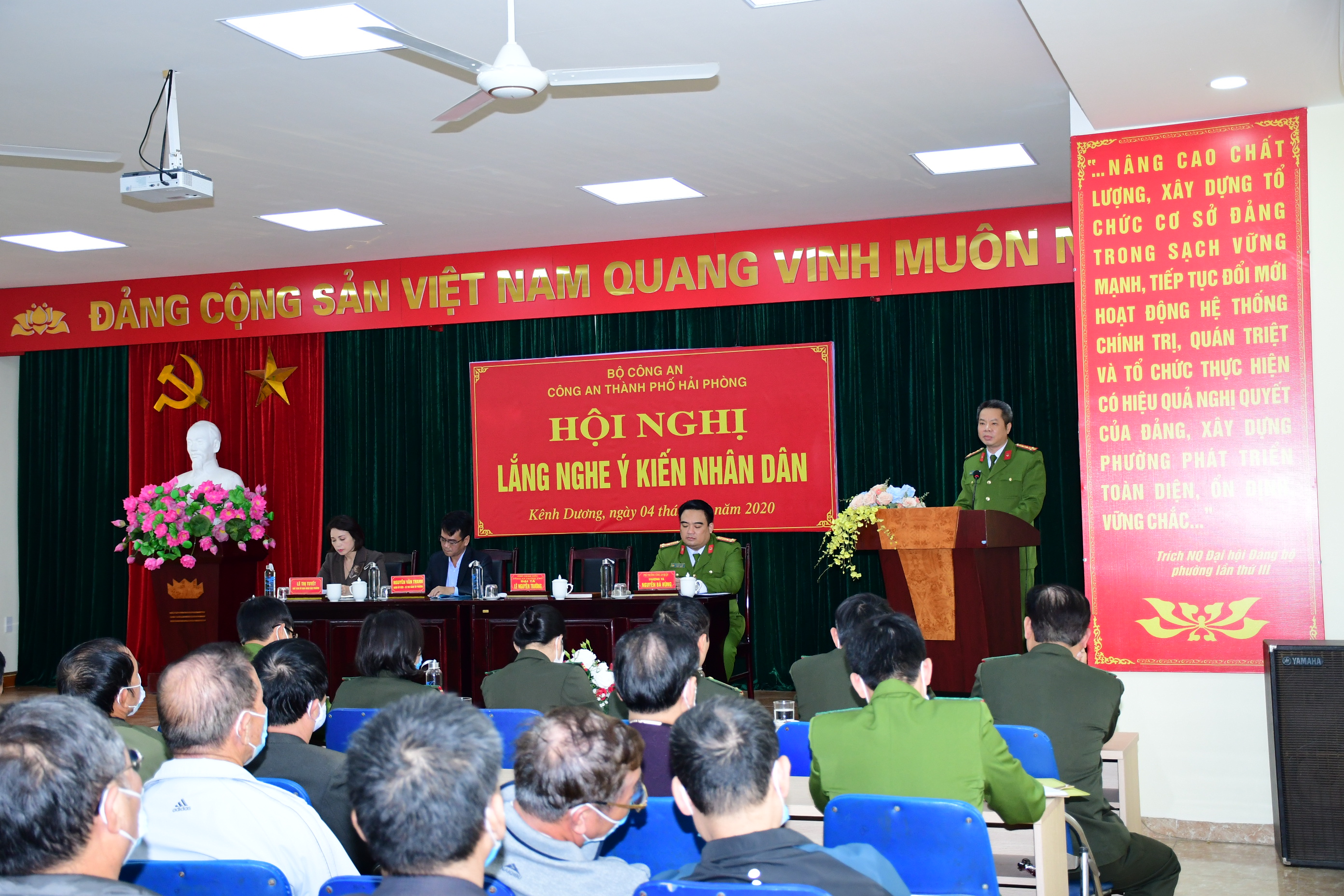 Đại tá Lê Nguyên Trường, Phó Giám đốc CATP lắng nghe ý kiến nhân dân tại phường Kênh Dương (quận Lê Chân) và xã Hùng Thắng (huyện Tiên Lãng)